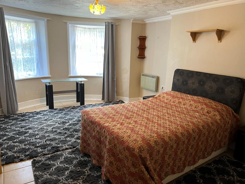 Lot: 97 - FREEHOLD BLOCK OF SIX FLATS FOR INVESTMENT WITH PARKING TO THE REAR - Bedroom in the lower floor flat